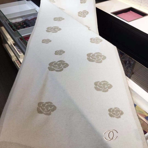 Chanel’s stunning and versatile scarf - Picture 6 of 7